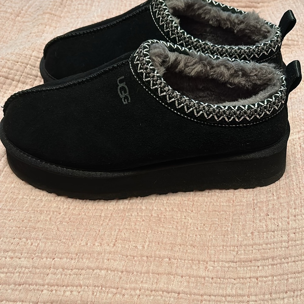 Like new Ugg platform Tazz